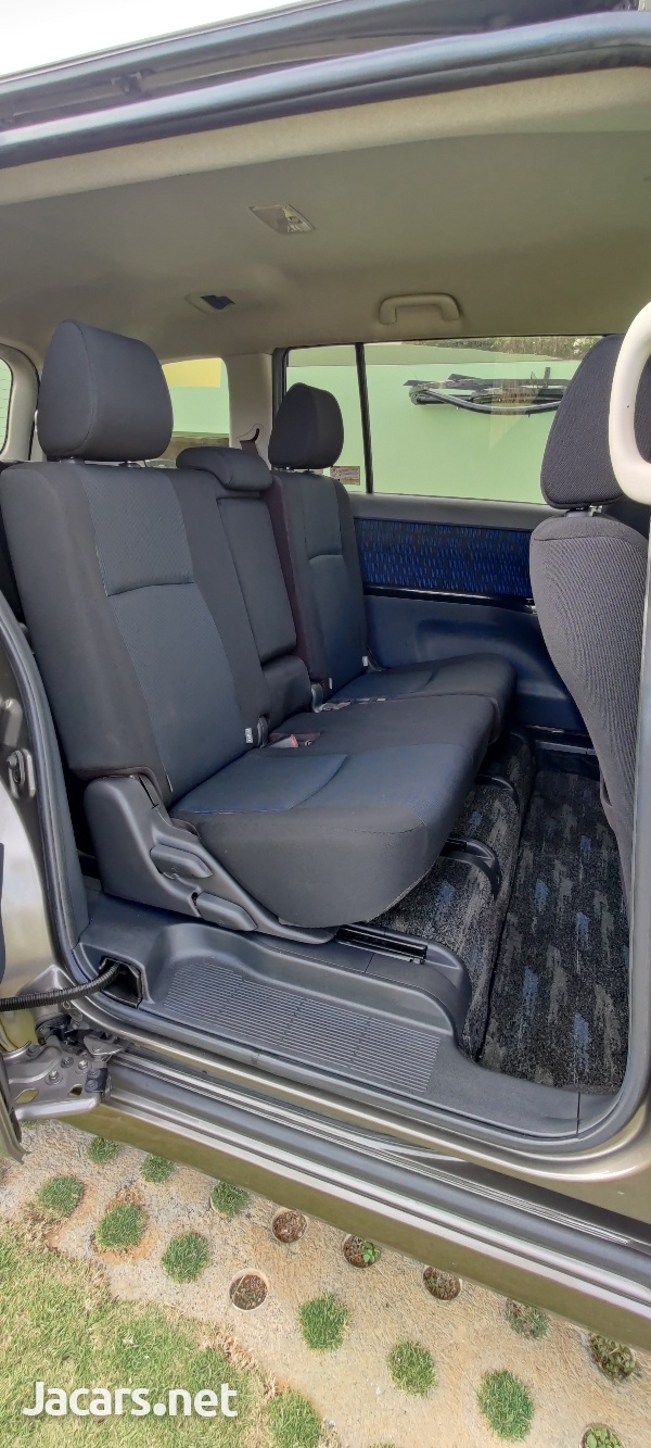 Toyota Isis 2,0L 2014-8