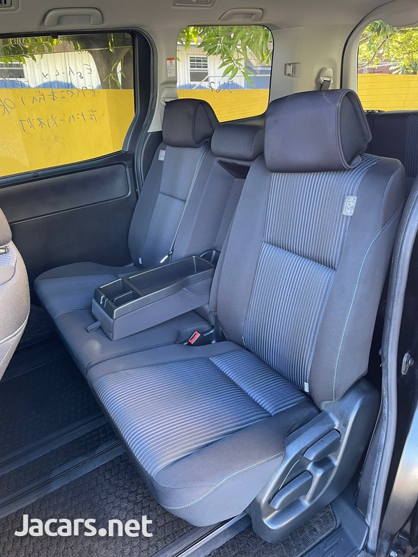 Toyota Voxy 2,0L 2016-4