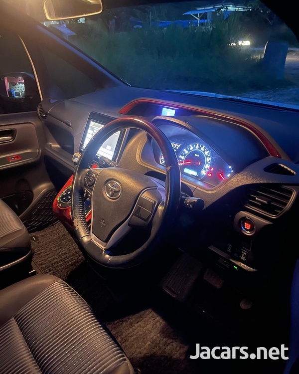 Toyota Voxy 2,0L 2014-1