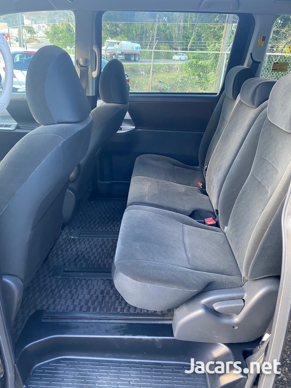 Toyota Noah 2,0L 2013-11