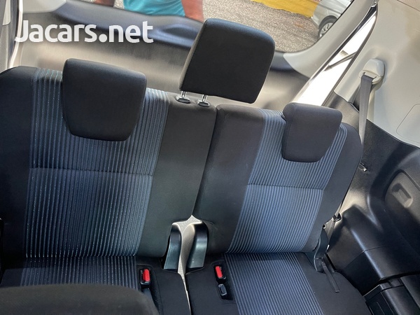 Toyota Voxy 2,0L 2015-7