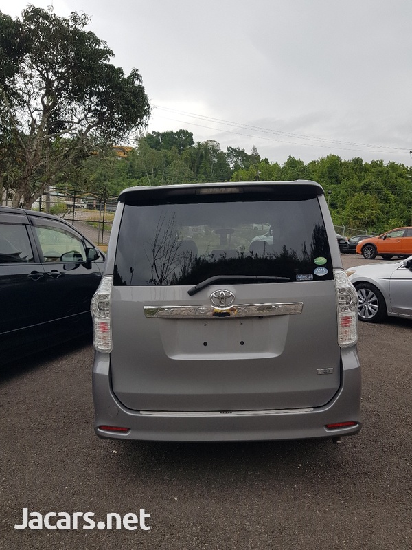 Toyota Voxy 2,0L 2013-6