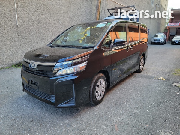Toyota Voxy 2,0L 2018-1