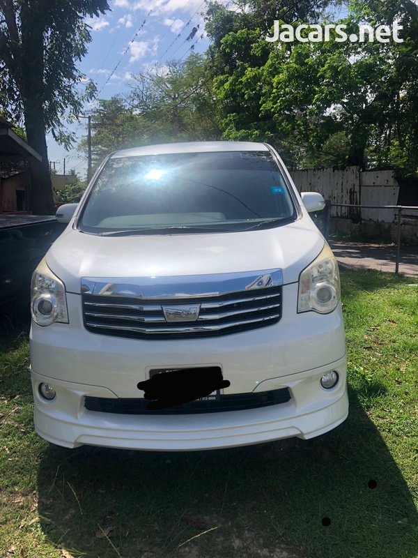 Toyota Noah 2,0L 2012-1