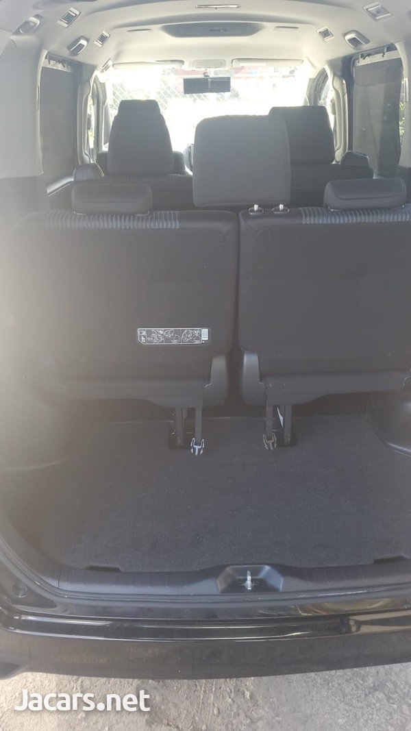 Toyota Voxy 2,0L 2014-2