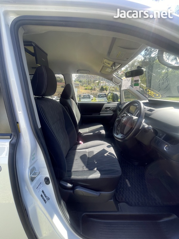 Toyota Voxy 2,0L 2013-7