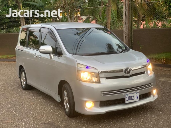 Toyota Voxy 2,0L 2012-8