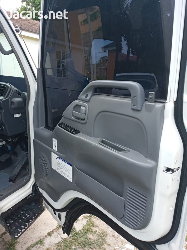 2008 Isuzu NKR box truck-7