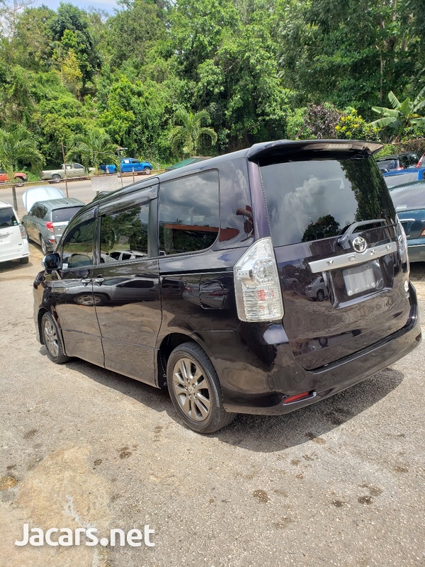 Toyota Voxy 2,0L 2011-9