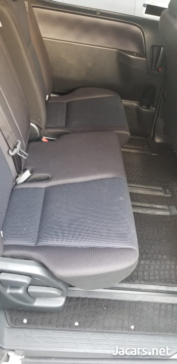 2016 Toyota Voxy-9