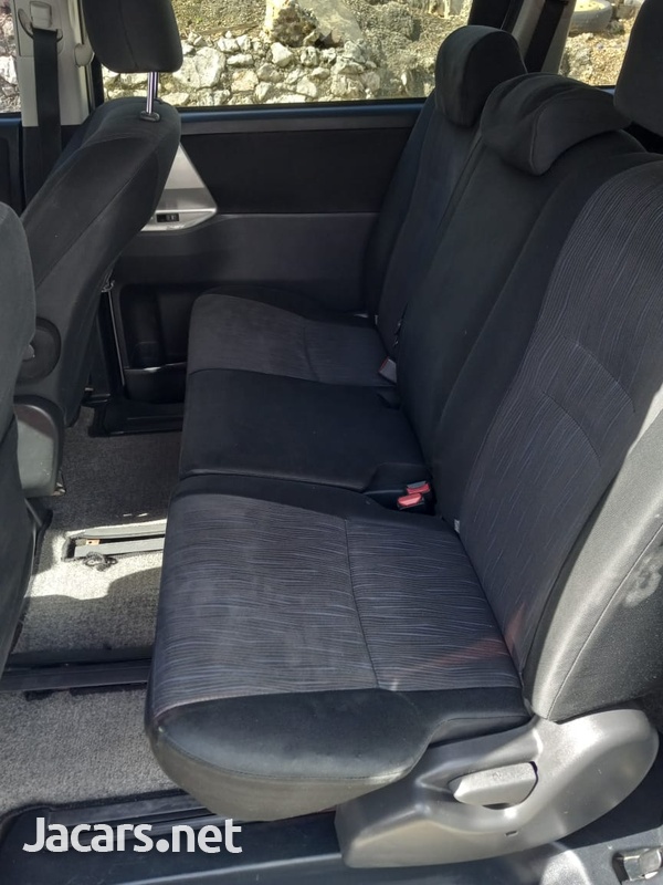 Toyota Noah 2,0L 2010-5