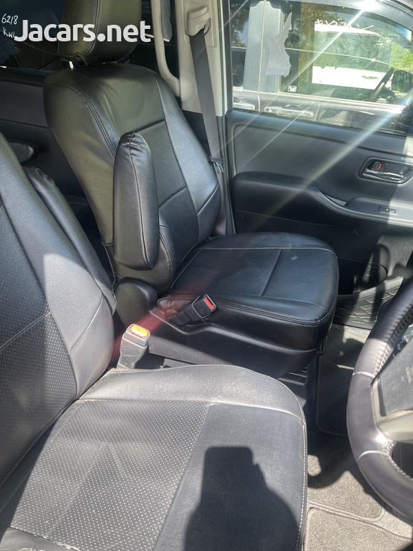 Toyota Voxy 2,0L 2015-8