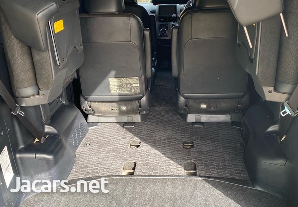 Toyota Voxy 2,0L 2012-6