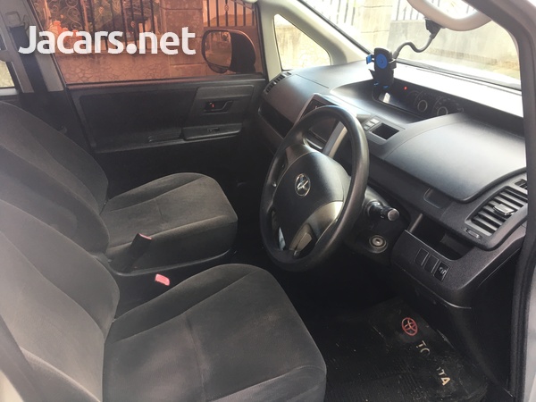 Toyota Voxy 2,0L 2011-6