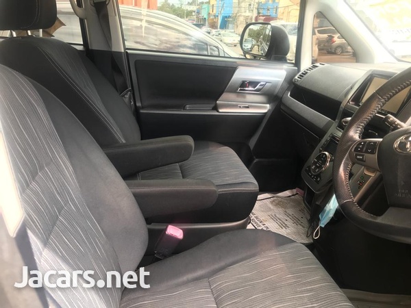 Toyota Voxy 2,0L 2012-6