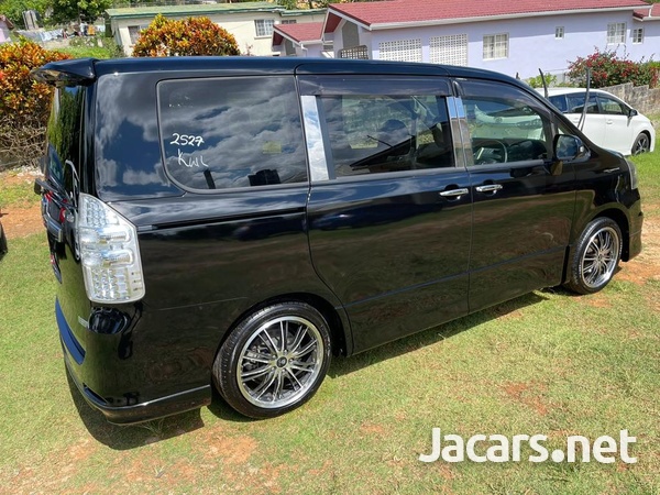 Toyota Noah 2,0L 2013-8