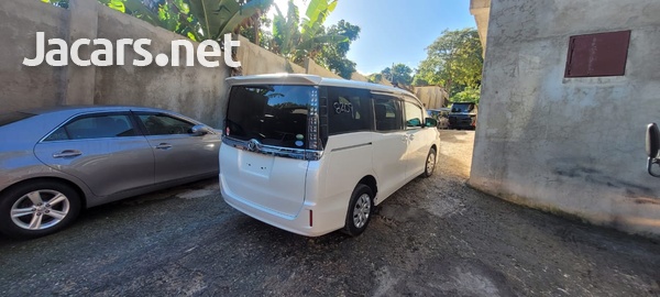 Toyota Voxy 2,0L 2014-5