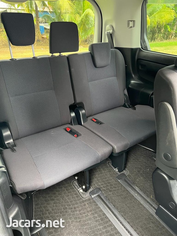 Toyota Voxy 2,0L 2016-9