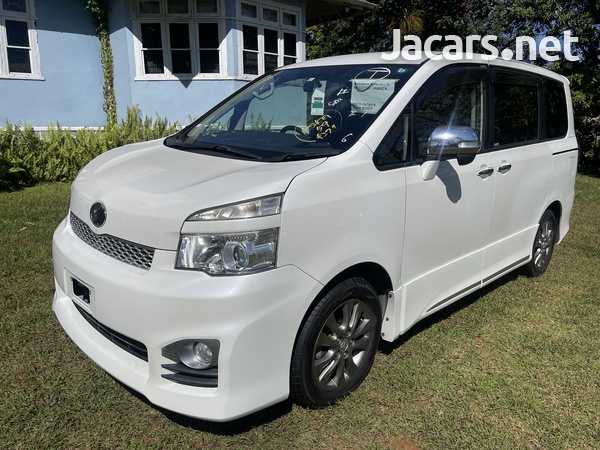 Toyota Voxy 2,0L 2013-1
