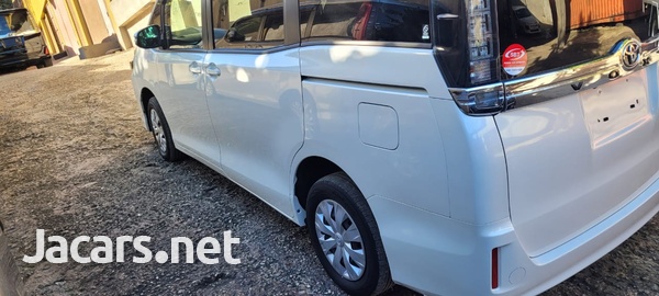 Toyota Voxy 2,0L 2014-8