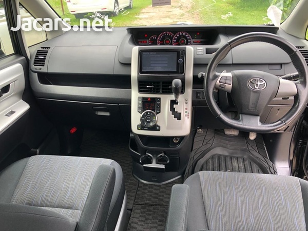Toyota Noah 2,0L 2013-6