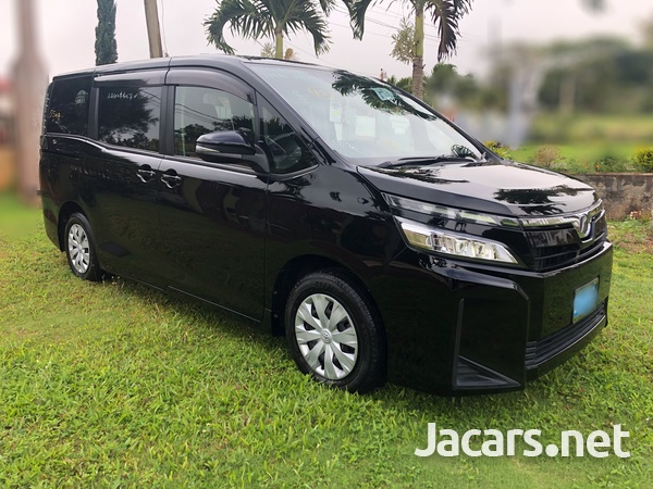 Toyota Voxy 2,0L 2017-4