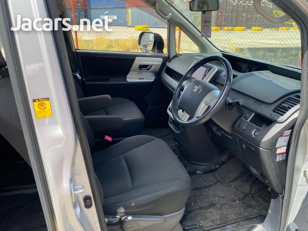 Toyota Noah 2,0L 2013-8