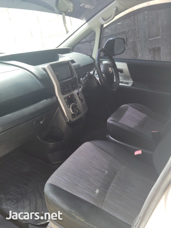 Toyota Voxy 2,0L 2010-3