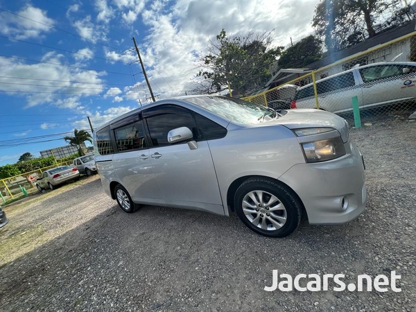 Toyota Voxy 2,0L 2010-12