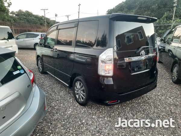 Toyota Voxy 2,0L 2013-5