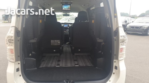 Toyota Voxy 2,0L 2013-8