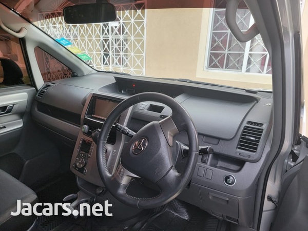 Toyota Voxy 2,0L 2010-3