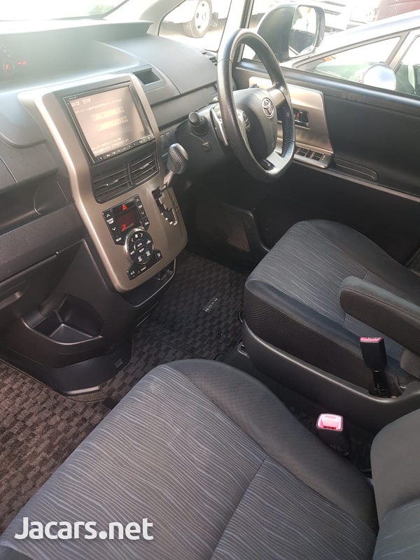 Toyota Noah 2,0L 2012-7
