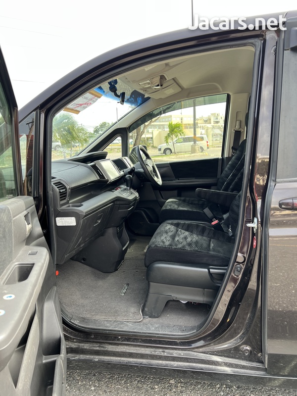 Honda Stepwgn 2,0L 2013-8