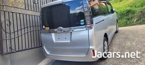 Toyota Voxy 2,0L 2014-5