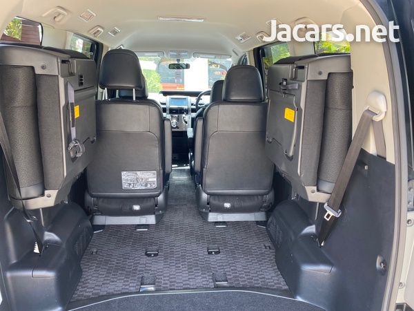 Toyota Voxy 1,8L 2013-11