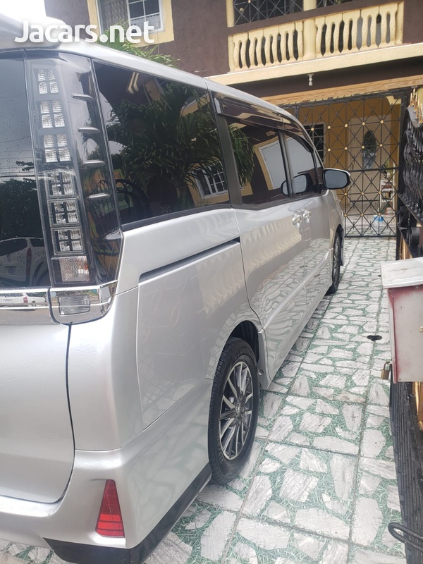 Toyota Voxy 2,0L 2014-2