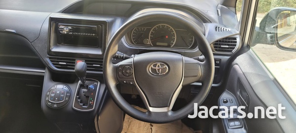 Toyota Voxy 2,0L 2014-8