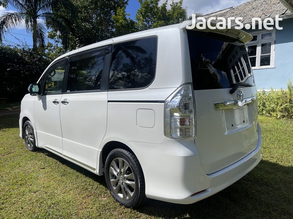 Toyota Voxy 2,0L 2013-3