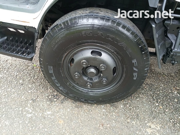 2009 Isuzu Box Body 2 Ton Truck-7