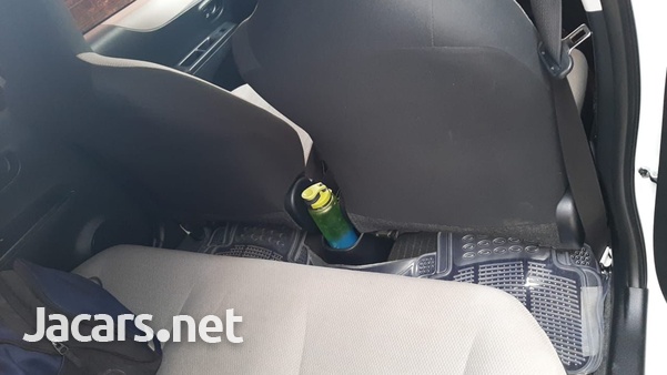 Toyota Vitz 1,3L 2014-3