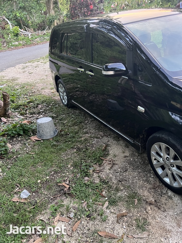 Toyota Isis 2,0L 2012-6