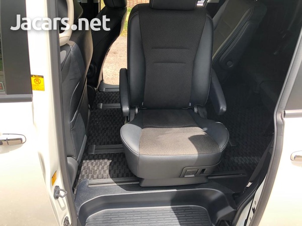 Toyota Voxy 2,0L 2013-6
