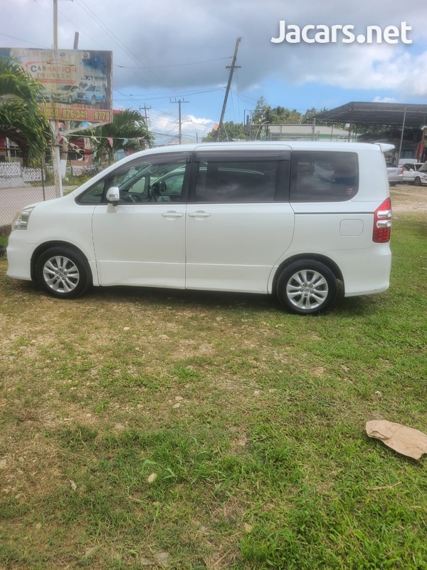 Toyota Noah 2,0L 2013-7