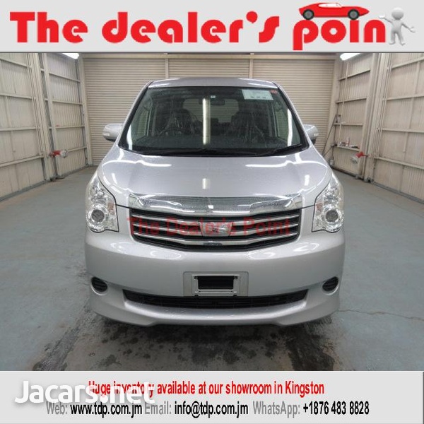 Toyota Noah 2,0L 2012-4