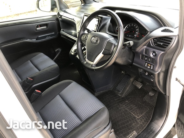 Toyota Voxy 1,8L 2014