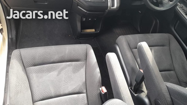 Honda Stepwgn 2,0L 2012-3