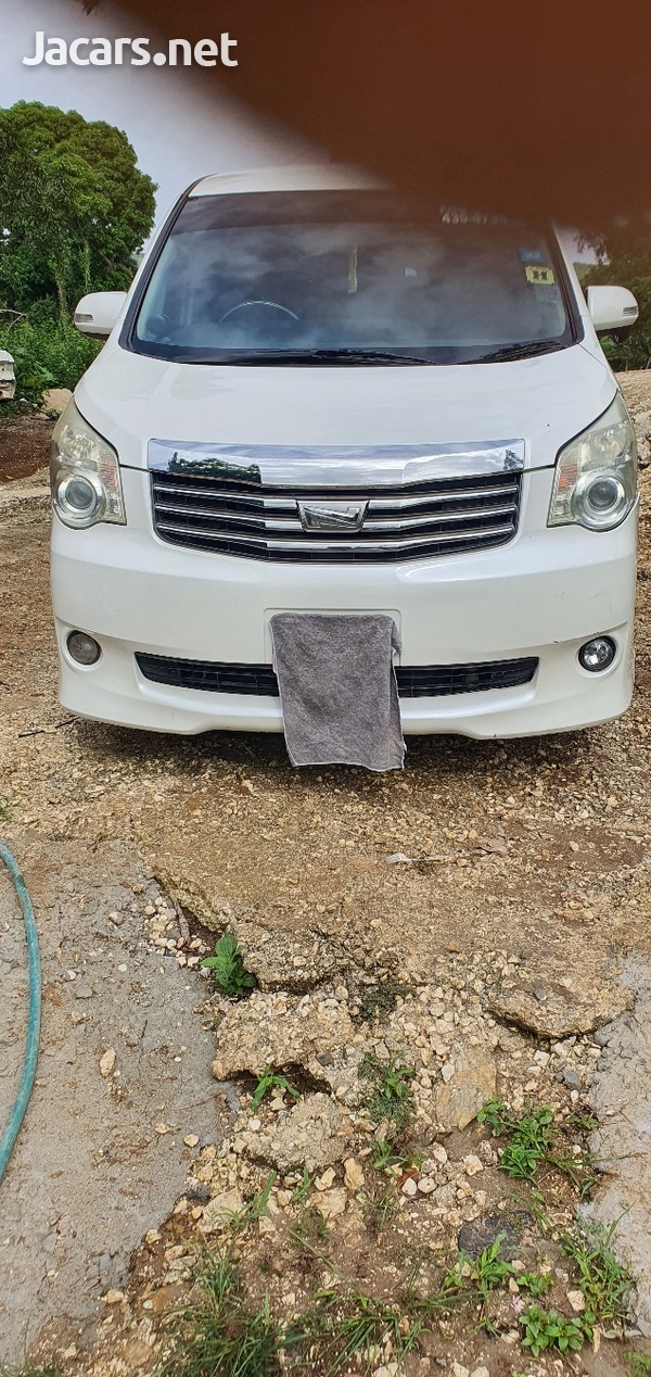 Toyota Noah 2,0L 2011-10