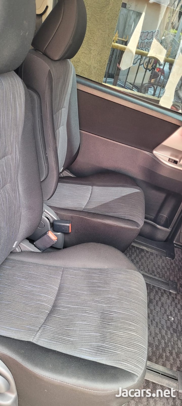 Toyota Voxy 2,0L 2013-7
