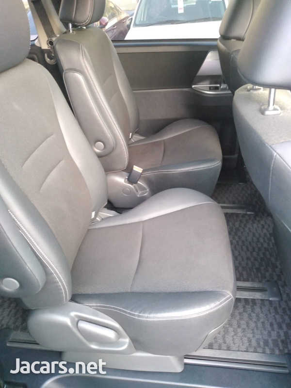 Toyota Voxy 2,0L 2013-9